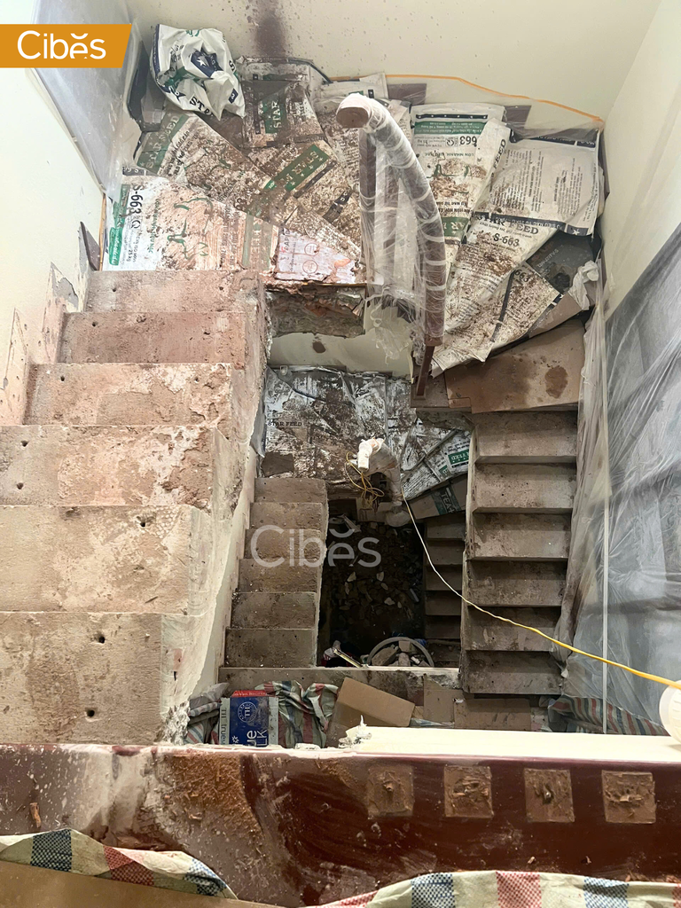 hiện trạng cầu thang hẹp